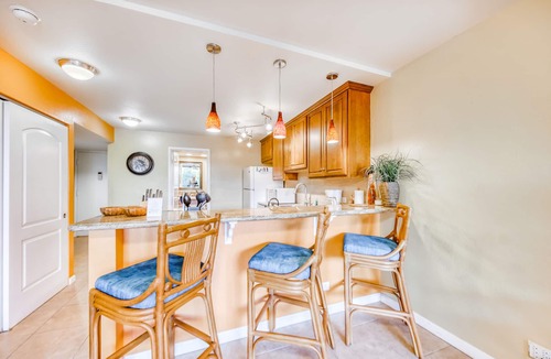 Historic Kailua Village Condo | Fourth-floor condo with free WiFi, furnished lanai, shared pool