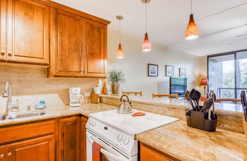 Historic Kailua Village Condo | Fourth-floor condo with free WiFi, furnished lanai, shared pool