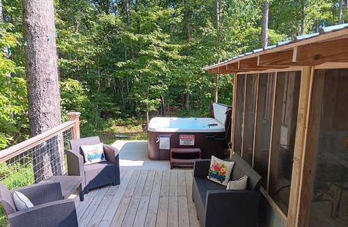 Rising Fawn Cabin | Free Ruby Falls Ticket & More - Hot Tub-2BR +Loft Cabin-2 mi to Cloudland-Hiking-Golfing-Chattanooga