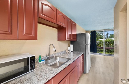 Keaukaha House | Garden Balcony Walk to Beach + Kitchen