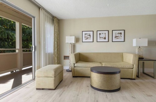 Wailua Hotel | Garden Oasis: Reconnect with Nature! Room w/Balcony! 3 Outdoor Pools + Parking