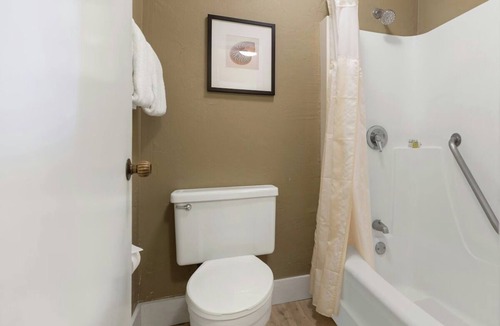 Wailua Hotel | Garden Oasis: Reconnect with Nature! Room w/Balcony! 3 Outdoor Pools + Parking