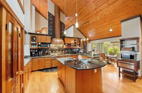 Honaunau-Napoopoo House | Gather Everyone at a Captain Cook Infinity Pool