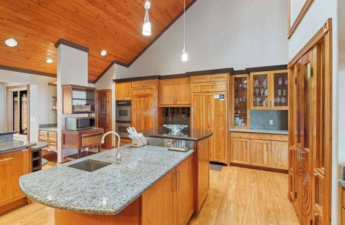 Honaunau-Napoopoo House | Gather Everyone at a Captain Cook Infinity Pool