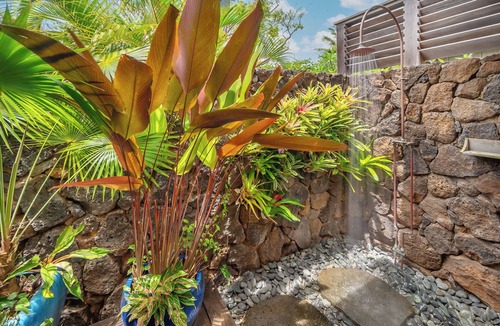 Poipu House | Golf Course View | Resort Amenities | Outdoor Shower