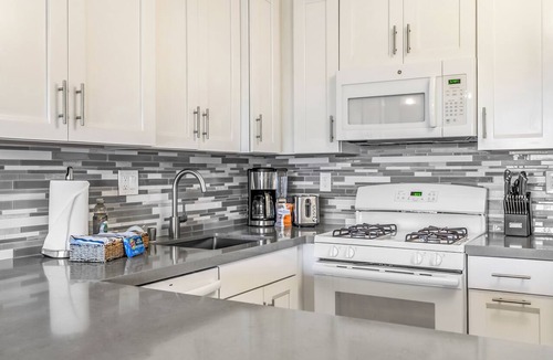 Kihei Condo | GORGEOUS REMODEL-WELL EQUIPPED-MODERN LUXURY-AC THROUGHOUT