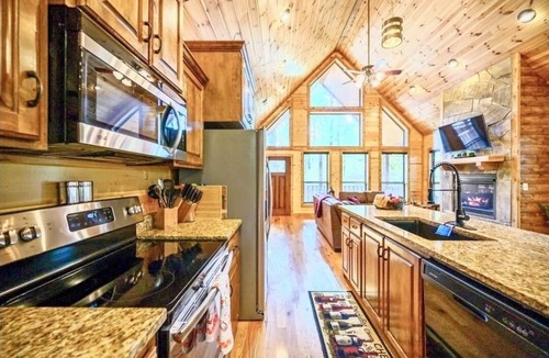 Broken Bow Cabin | GOTANYGRAPES Cozy Cabin Retreat- Hot Tub, Fireplaces - Amazing Stay!