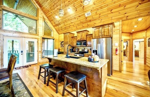Broken Bow Cabin | GOTANYGRAPES Cozy Cabin Retreat- Hot Tub, Fireplaces - Amazing Stay!