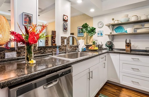 Kailua-Kona Condo | 🏖️Ground Floor Fully Upgraded Kona Condo Steps to Ocean Pool | AC