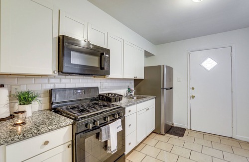 Logan - Ogontz - Fern Rock House | Groups & Pets Welcome! Spacious Philly Rowhouse