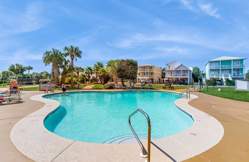 Fort Morgan Condo | Gulf-front condo on the beach with panoramic beach views & pool access