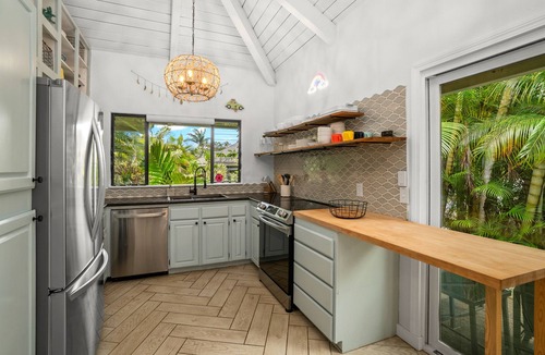 Princeville House | Hawaiian Bungalow ~A/C~ BBQ~ Near Beaches & Shops