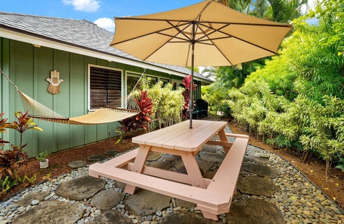 Princeville House | Hawaiian Bungalow ~A/C~ BBQ~ Near Beaches & Shops