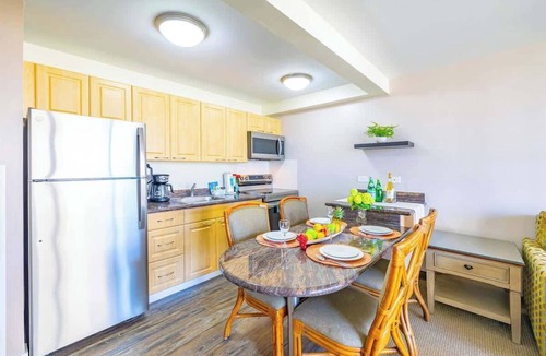 Waikiki Apartment | High floor hideaway w/lanai near the beach