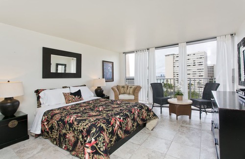 Diamond Head - Kapahulu - St. Louis Apartment | 〽High Floor〰Ocean-View〰Queen-Bed〰Studio w/Kitchenette, Very Quiet Building