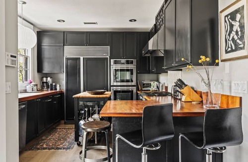 Los Feliz House | Hollywood 3-Bedroom Ensuite Villa Yard, Private & Gated with off-street parking