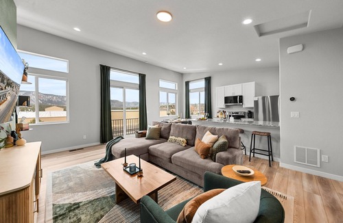 Monument House | Hot Tub, IR Sauna. Game Room & Mountain Views – Venues, restaurants, and more!