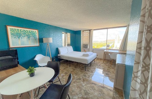 McCully - Moiliili Apartment | Humble Hawaiian Monarch Studio