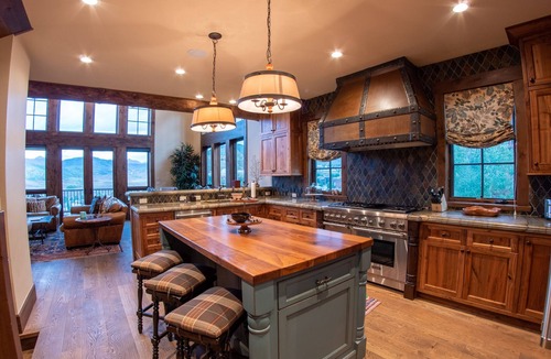 Mount Crested Butte House | INCREDIBLE views 1 block to ski area, free bus to town, hot tub,