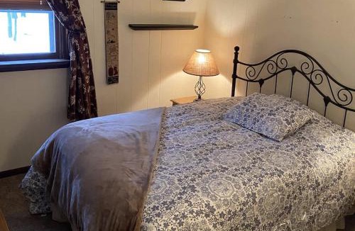 Lake Harmony Estates House | Inn Harmony- Cabin with Game Room Hot Tub Firepit
