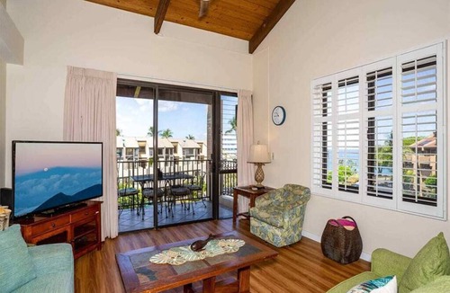 Kihei Condo | Island Chic w/Loft! AC, Lanai, Kitchen, WiFi, Flat Screens+Laundry–Kamaole Sands 9411