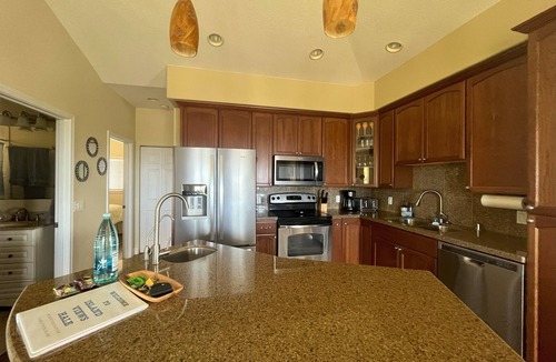 Francolin Place House | Island Views Hale, Panoramic Ocean & Sunset Views 4BR/3BA Sleeps 10, Pool Access