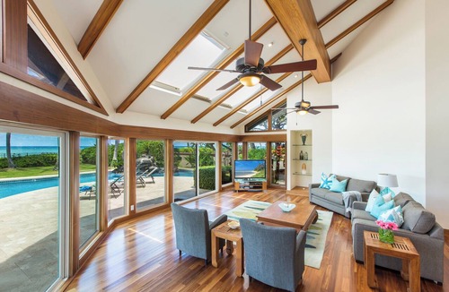 Kahala House | Kahala Beachfront Estate Home with 2 Pools, Hot Tub and Tennis Court