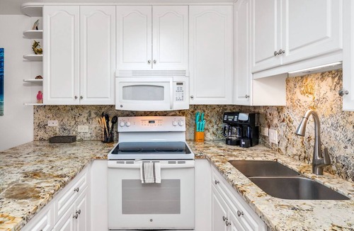 Kihei Condo | Kamaole Sands 7-405: Stunning Renovation, Large Lanai, Ocean View, Full Split AC