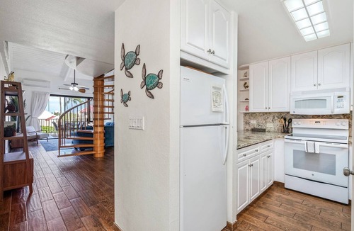 Kihei Condo | Kamaole Sands 7-405: Stunning Renovation, Large Lanai, Ocean View, Full Split AC