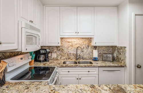 Kihei Condo | Kamaole Sands 7-405: Stunning Renovation, Large Lanai, Ocean View, Full Split AC