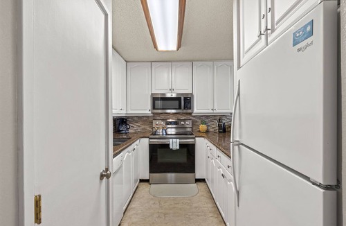 Kihei Condo | Kamaole Sands 7-406 - Courtyard and Ocean Views - Stunning Renovation - Split AC