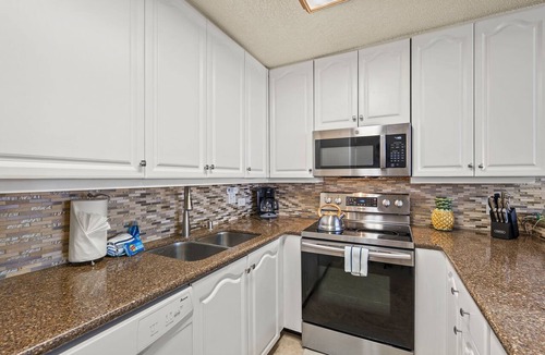Kihei Condo | Kamaole Sands 7-406 - Courtyard and Ocean Views - Stunning Renovation - Split AC