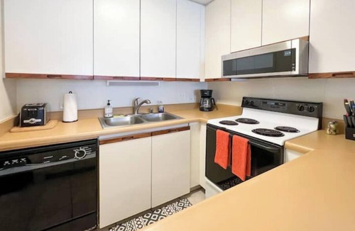 Kihei Condo | Kamaole Sands across from beach/entertainment