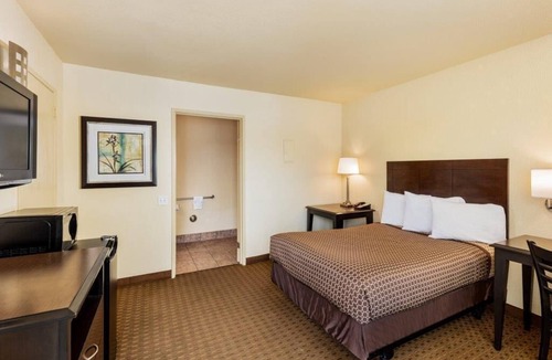 Tustin Hotel | Key Inn & Suites