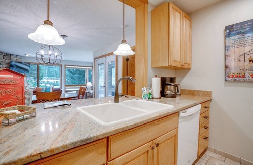Lakeside Village Condo | Keystone Lakefront Retreat! Pool & Hot Tub Access