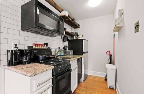 Gayborhood Apartment | King Bed | Central | Secure | 98 Walk Score