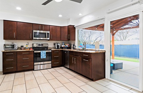 Plano House | King Bed, Nice Backyard, Family Friendly, Games, Cornhole, Grill, Foosball