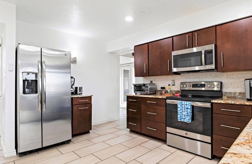 Plano House | King Bed, Nice Backyard, Family Friendly, Games, Cornhole, Grill, Foosball