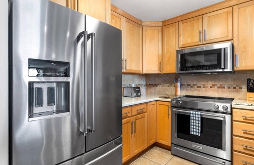 Kailua-Kona Condo | Kona By the Sea #302 Oceanfront 2-Bedroom Retreat with Central A/C