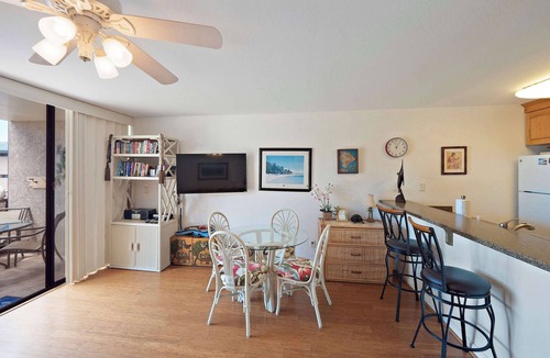 Historic Kailua Village Condo | Kona Reef F2 – Charming Oceanfront Condo for 4!