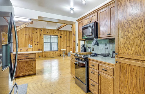 Bernice House | Lake-View Home w/Deck + Gas Grill in Bernice!