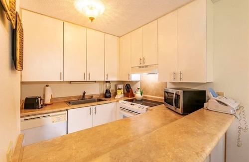 Kihei Condo | Lanai to Lawn Steps from the Beach! Kitchen Ease, WiFi, AC–Kamaole Sands 10112