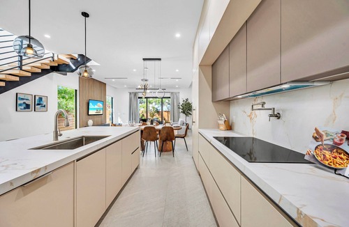 Colee Hammock House | Las Olas Luxury Stay Family-Friendly & HTD Pool