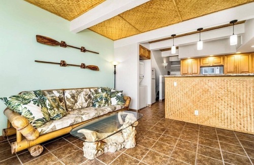 Historic Kailua Village Apartment | Last Minute Discount Pool + Lanai Walk to Town and Dining. AC. Free Parking