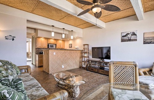 Historic Kailua Village Apartment | Last Minute Discount Pool + Lanai Walk to Town and Dining. AC. Free Parking