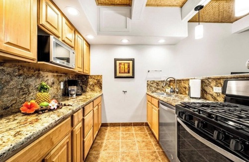 Historic Kailua Village Apartment | Last Minute Discount Pool + Lanai Walk to Town and Dining. AC. Free Parking