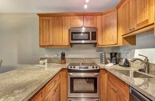 Kihei Condo | Live in Luxe Style w/Modern Kitchen, WiFi, Washer/Dryer–Kamaole Sands 10413