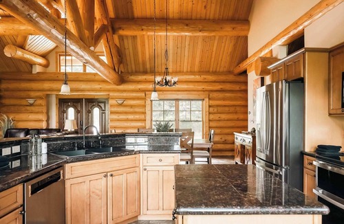 Three Peaks Cabin | Log Cabin Getaway | Hot Tub | Ski, Hike, Relax