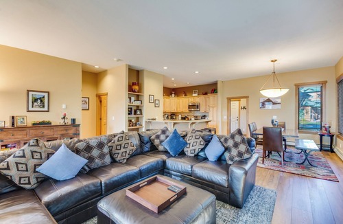 Steamboat Springs House | Lots of Light - Prvt Garage - On Ski Bus Line - Comm Hot Tub