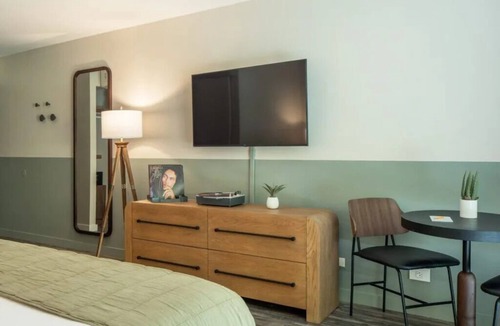 Historic Kailua Village Hotel | Lush Garden Retreat l Pool, Urban Bikes & Curated Island Experiences